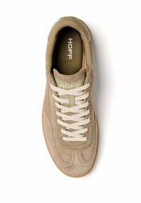 Sneaker in suede beige con lacci bianchi, suola in gomma, colletto imbottito e testo "HOFF" sulla linguetta e sulla soletta, vista dall'alto su sfondo bianco.