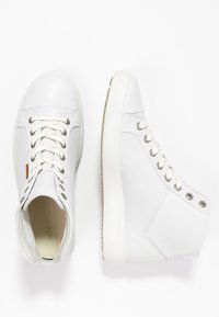 Weiße High-Top-Sneaker aus glattem, synthetischem Material. Mit weißen Schnürsenkeln, Metall�ösen und einer strukturierten, braunen Gummisohle.