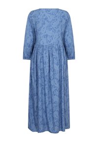 Abito lungo blu con motivo floreale, scollatura rotonda e maniche a tre quarti. Realizzato in tessuto leggero con vita arricciata.