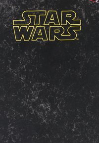 Černý batoh na téma Star Wars s texturovaným povrchem a žlutým logem. Obsahuje hladký zip a červené akcenty na vrchu.