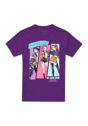 Lila Baumwoll-T-Shirt mit drei illustrierten Figuren in verschiedenen Outfits, darunter der Text „huntrix“ und koreanische Schriftzeichen darunter.