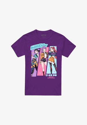 Lila Baumwoll-T-Shirt mit drei illustrierten Figuren in verschiedenen Outfits, darunter der Text „huntrix“ und koreanische Schriftzeichen darunter.