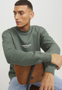 Jack & Jones JORVESTERBRO CREW NECK - Sweater - laurel wreath