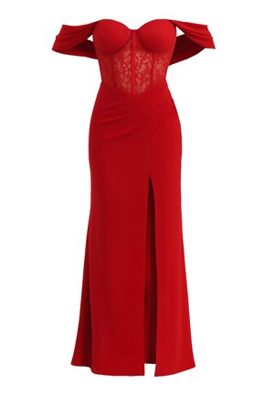 Abito da sera rosso off-shoulder con corsetto in pizzo, vita aderente, tessuto drappeggiato e spacco alto sulla coscia.
