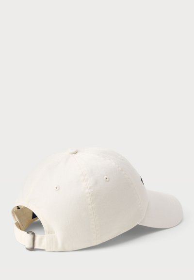Biela bavlnená šiltovka s zakriveným brímom, nastaviteľným pásikom a vyšitým logom na boku. Hladký povrch, okrúhla korunka, šesťpanelový dizajn.