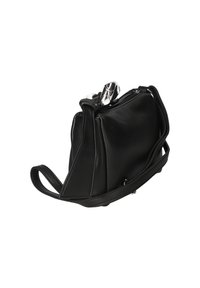 Bolso de mano de cuero negro con forma estructurada, herrajes plateados y una correa de hombro detachable. Cuenta con cierre de cremallera y textura suave.