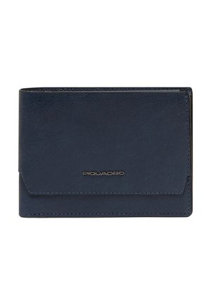 Cartera plegable de cuero azul marino con costuras visibles, con un pequeño logotipo metálico de Piquadro en el centro frontal.