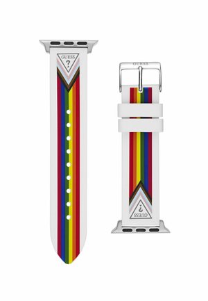 Bracelet de montre blanc avec des rayures verticales arc-en-ciel multicolores et un logo triangulaire Guess près de chaque connecteur métallique et boucle.