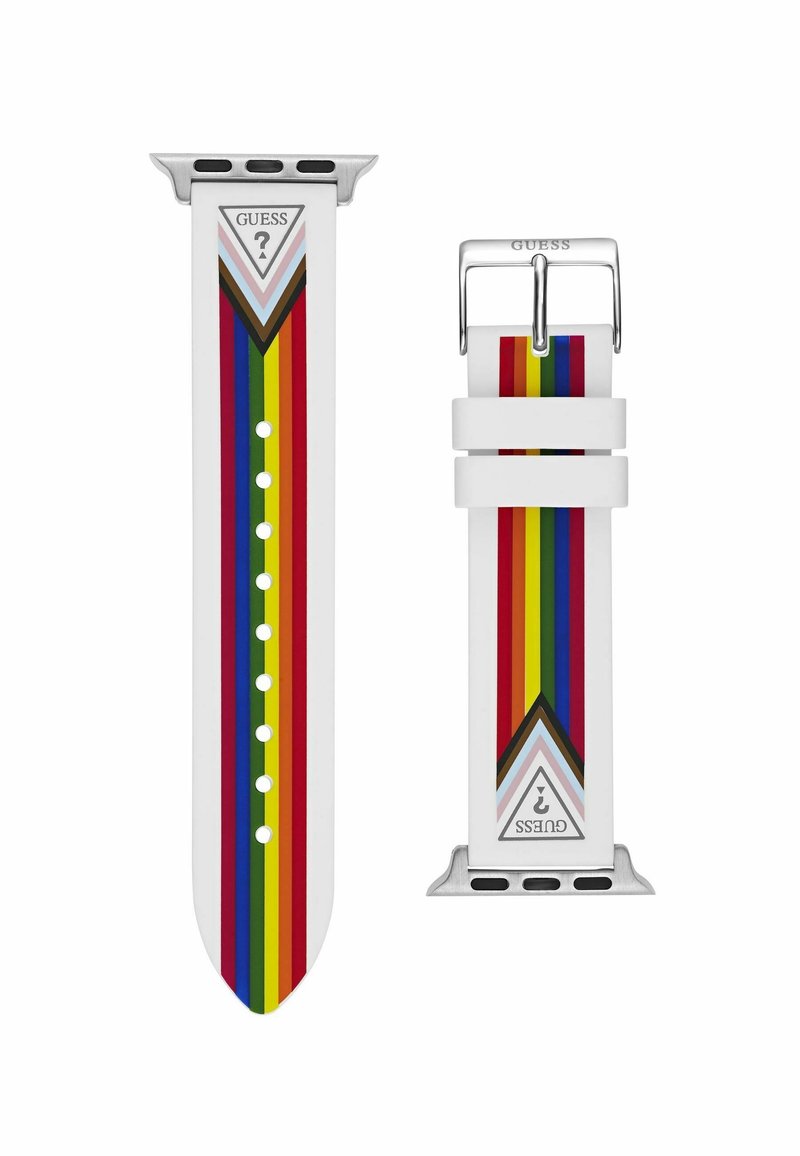 Bracelet de montre blanc avec des rayures verticales arc-en-ciel multicolores et un logo triangulaire Guess près de chaque connecteur métallique et boucle.