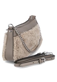 Sac en fausse fourrure beige avec un élégant dessus en cuir gris, une chaîne en métal argenté et une bandoulière en cuir amovible. Fermeture éclair en haut.