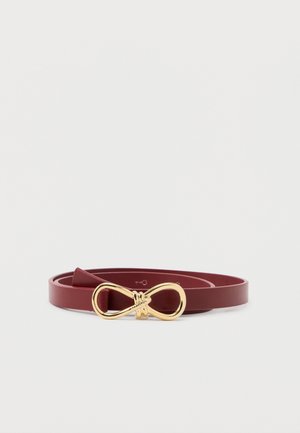 Ceinture en cuir bordeaux avec une boucle en symbole infini doré. Texture lisse avec un design minimaliste, convient pour une tenue décontractée ou formelle.