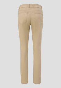 Pantalon beige à jambes droites vu de dos avec deux poches plaquées et passants pour ceinture sur un fond gris clair uni.