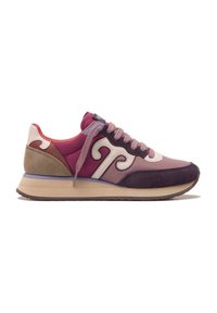 Sneakers sportivi con una tomaia in materiali misti in tonalità di rosa, viola e crema. Presentano una suola in camoscio testurizzato, lacci tonali e una suola a contrasto.