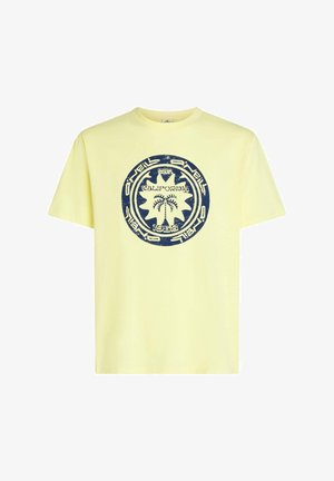 Kollane puuvillane t-särk, millel on ümmargune tumesinine graafika palmipuudega ja tekstiga „CALIFORNIA 1952“ vintage-stiilis.