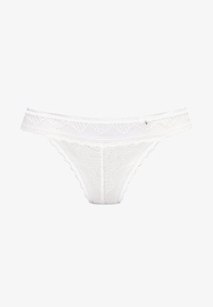 Hvid blondetanga med indviklede mønstre, bølgede kanter og en glat talje med en lille dekorativ detalje.