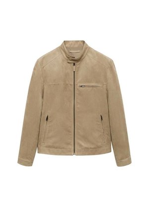 Beige Wildlederjacke mit hohem Kragen, Front-Reißverschluss, zwei Seitentaschen und einer Brusttasche. Glatte Textur und minimalistisches Design.