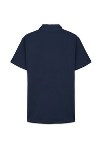 Polo shirt blu navy a maniche corte con colletto classico. Texture liscia, taglio dritto e senza motivi o decorazioni visibili.
