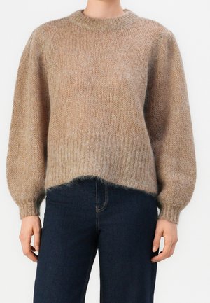 Jersey de punto beige y mullido con cuello, puños y bajo con ribete, combinado con pantalones de talle alto en azul oscuro.
