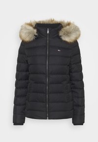 Chaqueta de plumas negra con capucha de pelo sintético. Presenta un diseño acolchado, cremallera frontal y dos bolsillos laterales. Puños acanalados en las mangas.