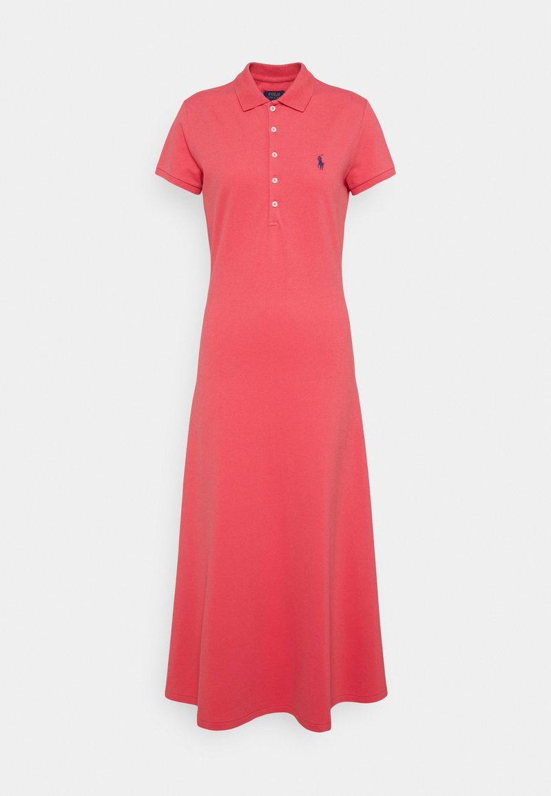 Robe polo corail rose à manches courtes avec col, patte de boutonnage et petit logo brodé bleu marine sur la poitrine gauche.