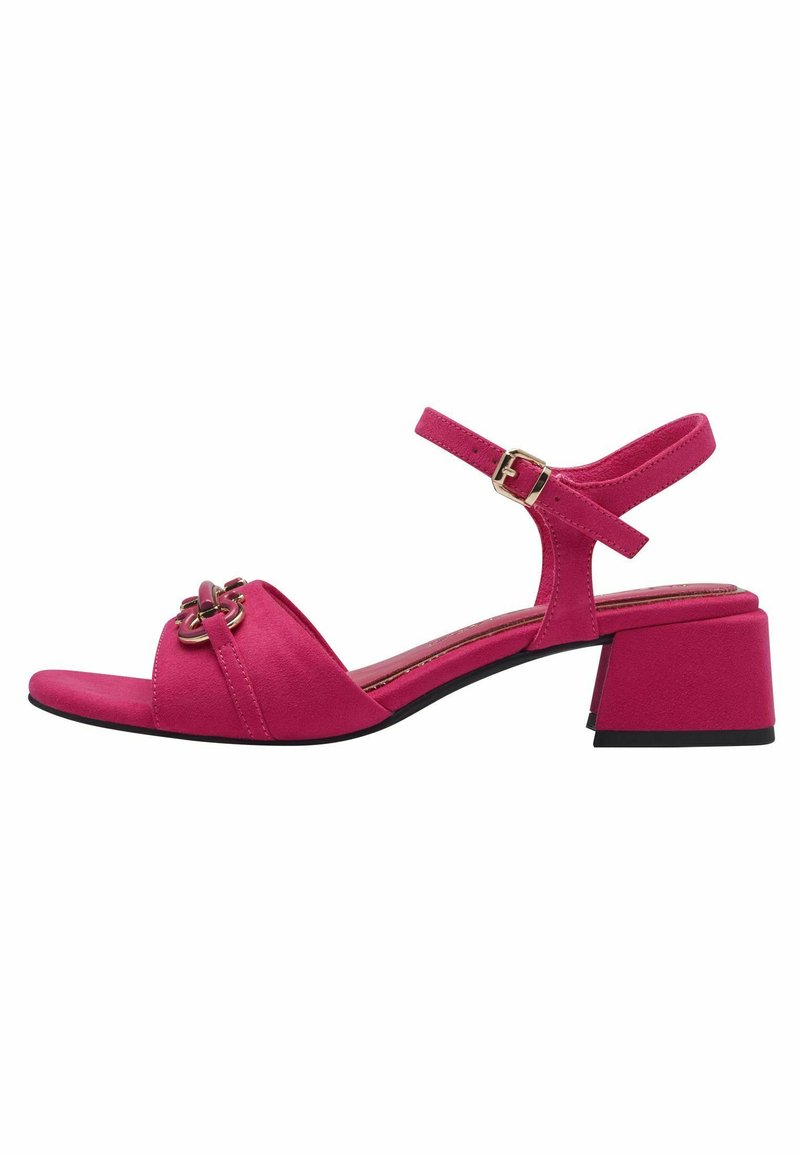 Růžové semižové sandály na blokovém podpatku s kotníkovým pásem, zdobené přední sponou a otevřenou špičkou. Ploché černé podrážky.