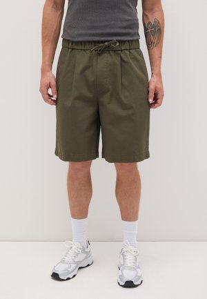 Shorts en coton vert olive avec une taille élastique et un cordon de serrage, présentant deux plis sur l'avant et une finition ourlée.
