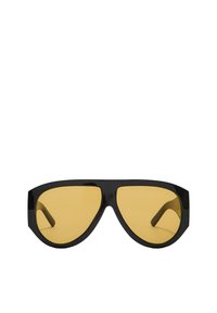 Lunettes de soleil avec une monture en plastique noir élégant et des verres teintés jaunes, dotées d'une forme angulaire distincte et de branches larges pour une meilleure protection.