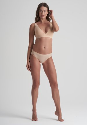 Beige bikini set met een v-hals bralette met brede banden en bijpassende low-rise bikini slips, gemaakt van gladde, rekbare stof.