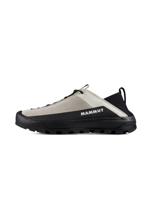 Hellgrauer und schwarzer niedriger Wanderschuh mit robusten Profilsohlen, schwarzen Schnürsenkeln, Zuglasche und "MAMMUT" Branding an der Seite.