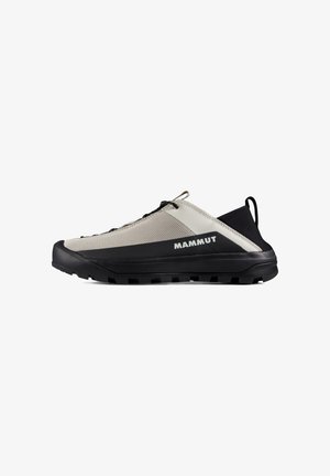 Scarpa da trekking bassa grigio chiaro e nero con suola robusta, lacci neri, linguetta e marchio "MAMMUT" sul lato.