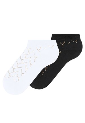 Par nogavičk nizkega roba, ena bela in ena črna, obe z vzorcem pikčastega črte v obliki chevrona ob straneh.