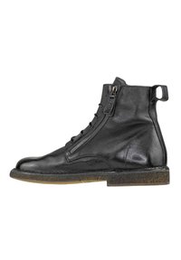Stivali ankle in pelle nera con finitura liscia, dotati di lacci, zip laterale e suola in gomma testurizzata per maggiore aderenza.