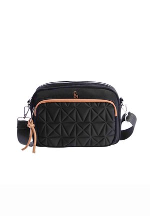 Bolso cruzado acolchado negro con un frente texturizado, acentos de piel y una correa ajustable. Presenta un cierre con cremallera y un detalle del logo.