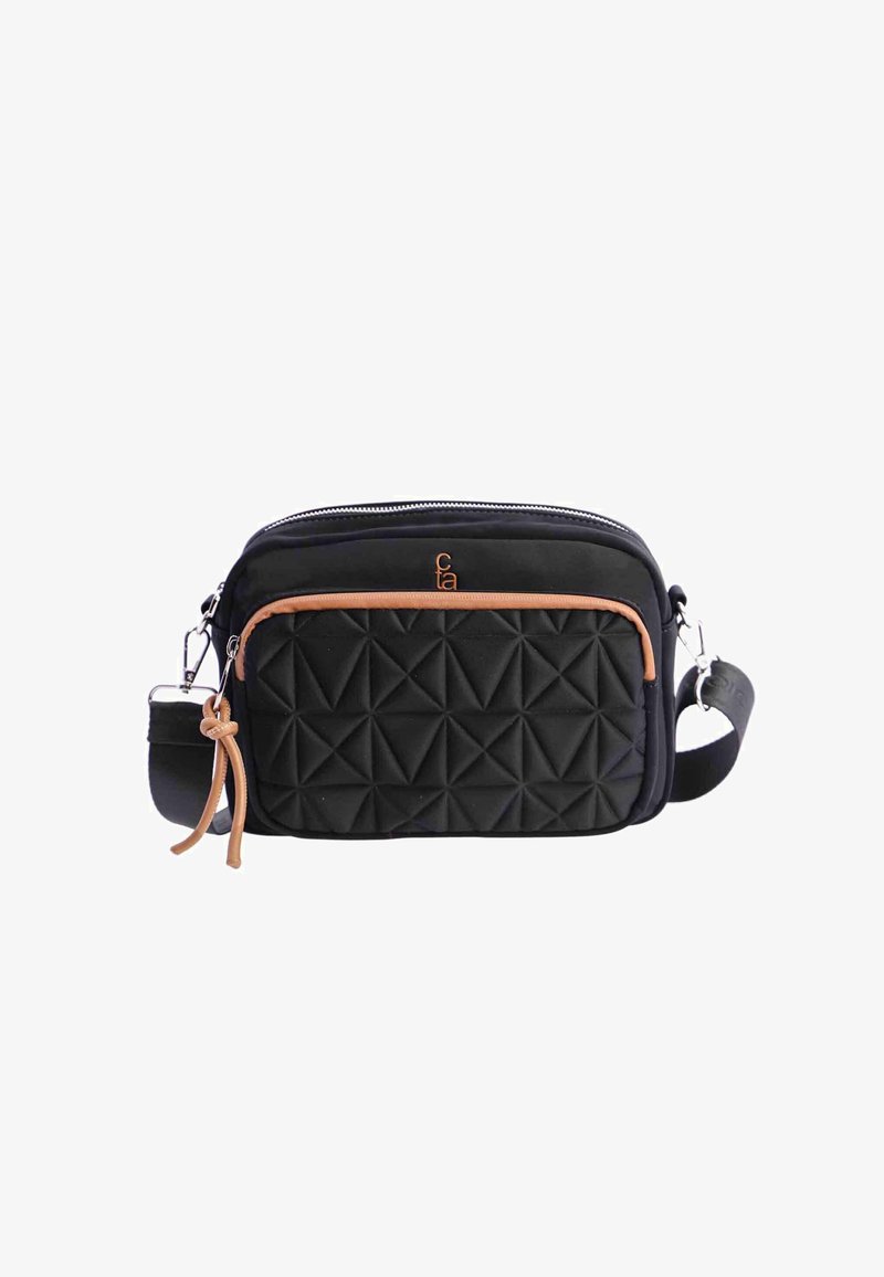 Bolso cruzado acolchado negro con un frente texturizado, acentos de piel y una correa ajustable. Presenta un cierre con cremallera y un detalle del logo.
