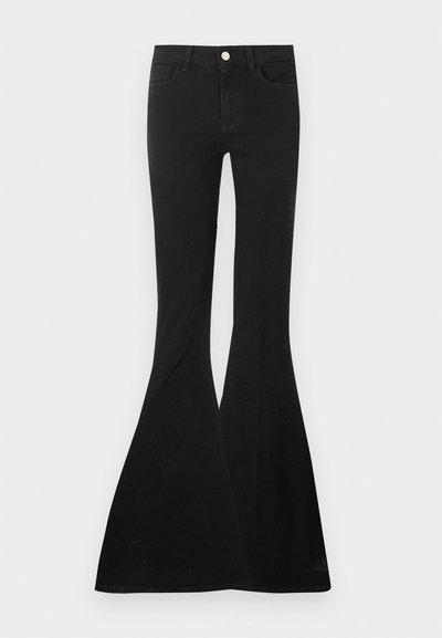 Μαύροι ψηλοκαβαλεμένοι τζιν με καμπάνα, με κουμπιά μπροστά και τσέπες, εμφανίζονται σε απλό φωτεινό φόντο.