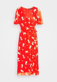 Robe portefeuille rouge en tissu léger, avec des manches courtes, un col en V, et des motifs floraux blancs sur toute la surface. Ceinture à nouer à la taille.