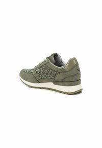 Zapatilla verde oliva con parte superior de ante y tela, panel lateral texturizado, suela de goma, talón reforzado y diseño de cordones.