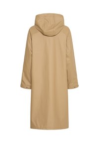 Long manteau beige avec capuche, fabriqué en matériau imperméable lisse, doté de manches longues et de deux fermetures à pression aux poignets.