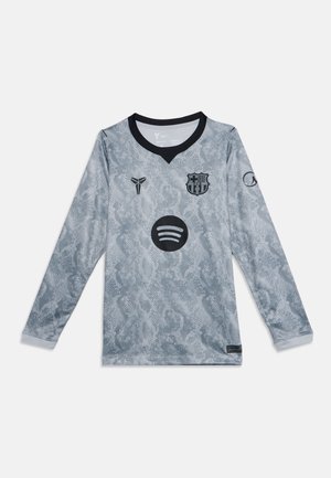 Maillot de football gris à manches longues avec col noir, motif peau de serpent, écusson du FC Barcelone, logo Kobe Bryant et logo Spotify sur la poitrine.