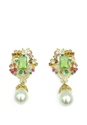 Orecchini d'oro con grandi pietre rettangolari verdi, piccole gemme colorate e perle bianche a forma di goccia appese sotto.