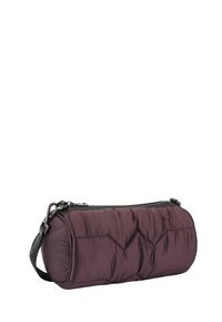 Borsa rotonda trapuntata in nylon viola scuro con zip nera e tracolla regolabile. Presenta una texture liscia e un motivo di cuciture diagonali.
