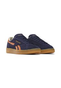 Sneakers in suede blu navy con dettagli arancioni, suola in gomma testurizzata, design con allacciature e logo dorato sulla linguetta.