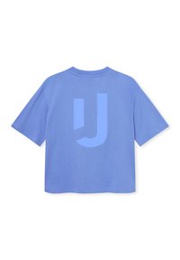 Blå bomulds t-shirt med korte ærmer, der har et stort lysblåt grafisk bogstav "J" og geometriske former på bagsiden.