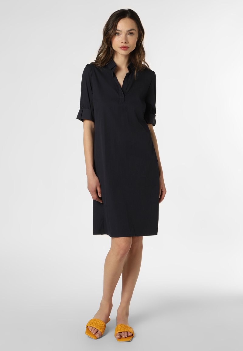 Navy-Kleid mit Kragen, umgeschlagenen kurzen Ärmeln, gerader Schnitt und glatter Textur. Kombiniert mit gelben gewebten Slide-Sandalen.