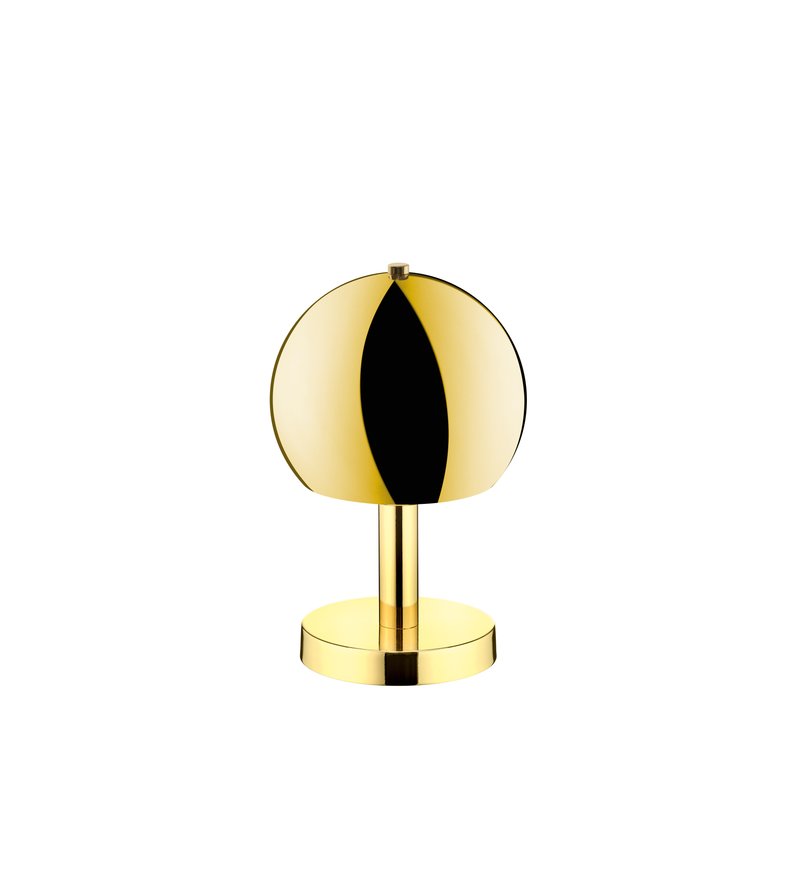 Goldfarbene Tischlampe mit rundem Schirm, zylindrischem Fuß und kreisförmigem Sockel vor einem weißen Hintergrund.