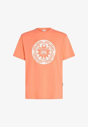 Korallenorangefarbenes T-Shirt mit kurzen Ärmeln und rundem Ausschnitt, mit weißem kreisförmigem Motiv mit Palmen und Schriftzug. Aus Baumwollmaterial.