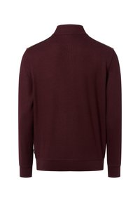 Bordeauxfarbener Pullover mit einem Kragen, langen Ärmeln und gerippten Bündchen. Verfügt über eine subtile Strickstruktur und Schulterakzente in einer kontrastierenden Farbe.
