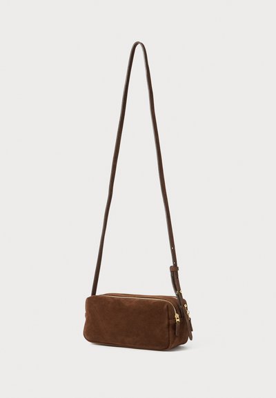 Braune Wildleder-Crossbody-Tasche mit rechteckiger Form, verstellbarem Riemen und goldener Reißverschlussverschluss. Einfaches Design, glatte Textur, keine sichtbaren Muster.