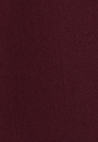 Burgundytyg med en slät textur, som visar en enkel design och jämn yta, lämplig för olika tillämpningar som vaddering eller kläder.