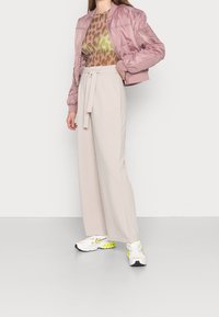 JDY Tygbyxor - beige